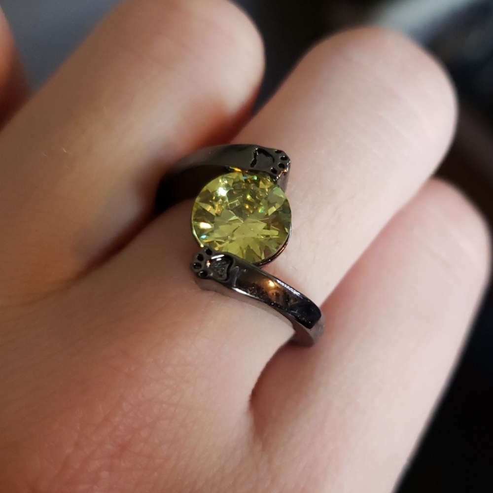 Cat Paws Ring w/ Yellow stone-Onyx